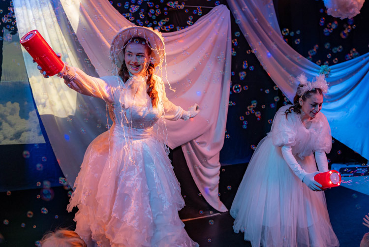 Куда летит тучка спектакль Зазеркалье